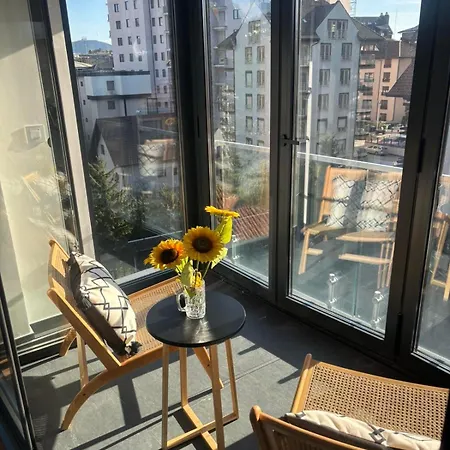 Golden Pine Lux Apartment
